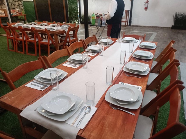 Mesa montada para comida
